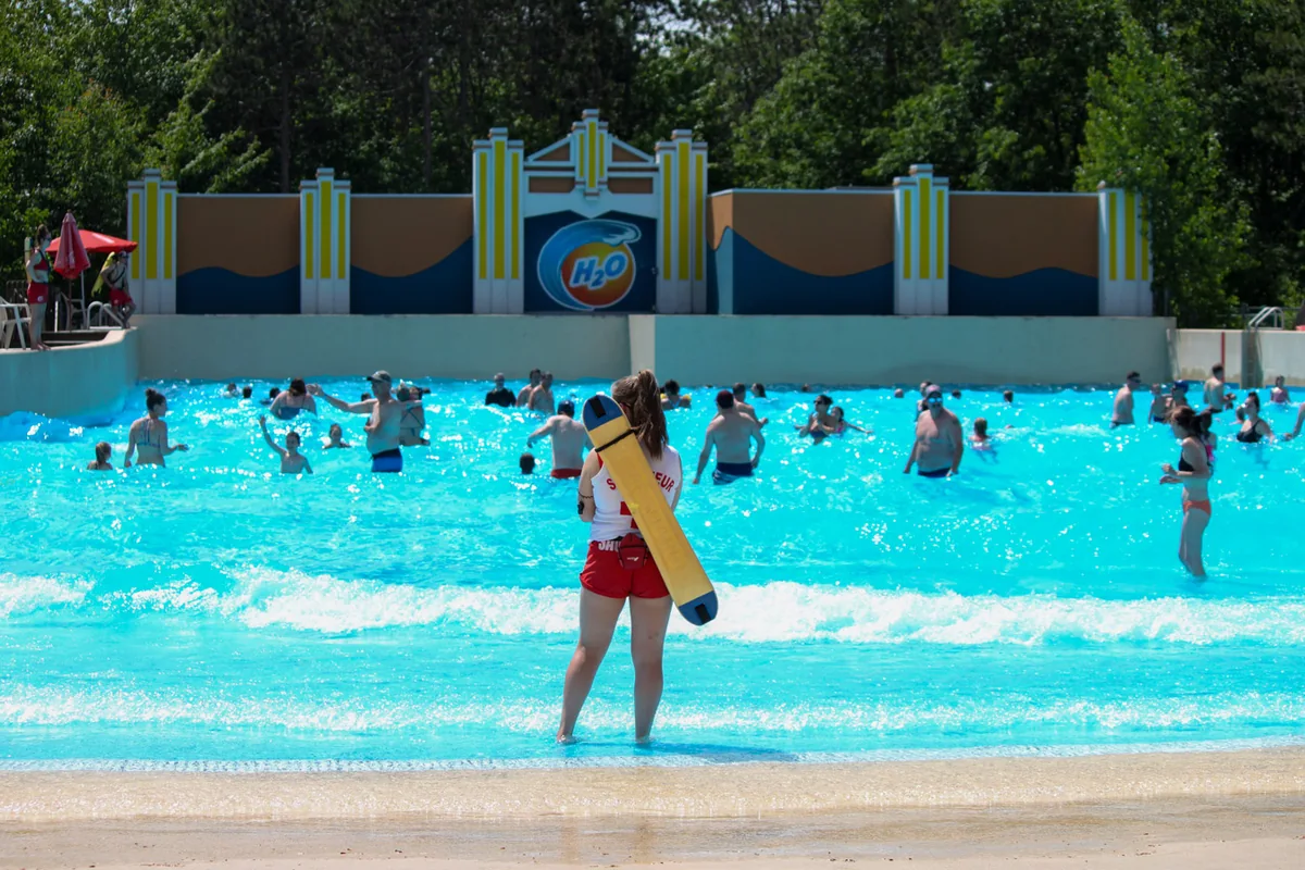Familles dans la piscine à vagues surveillée de l’Aquaparc H2O