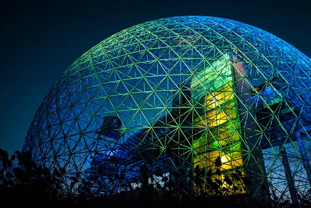 Dôme géodésique illuminé de la Biosphère de Montréal au parc Jean-Drapeau