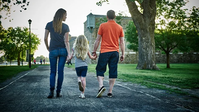 Une famille marche sur un sentier en direction du fort Chambly