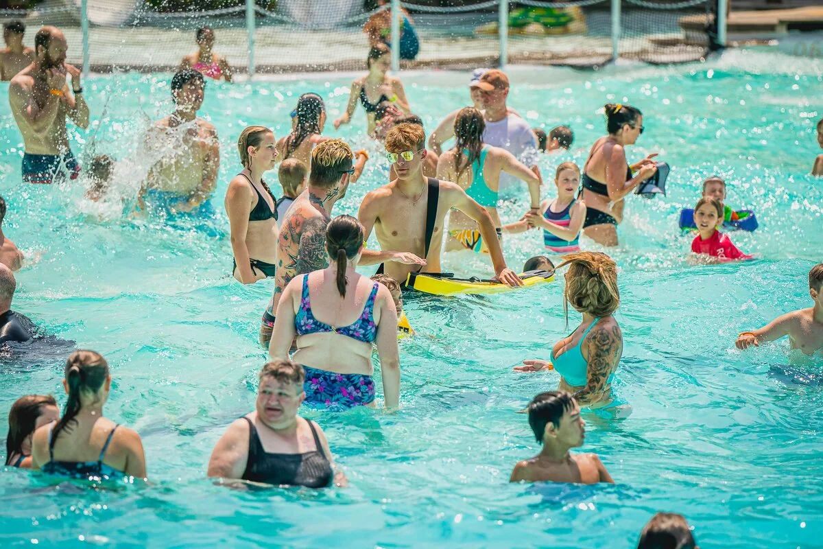 Familles et enfants dans la piscine à vagues du Super Aqua Club